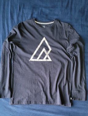 Men's Long Sleeve Crewneck Shirt with Geometric Chest Graphic NWOT